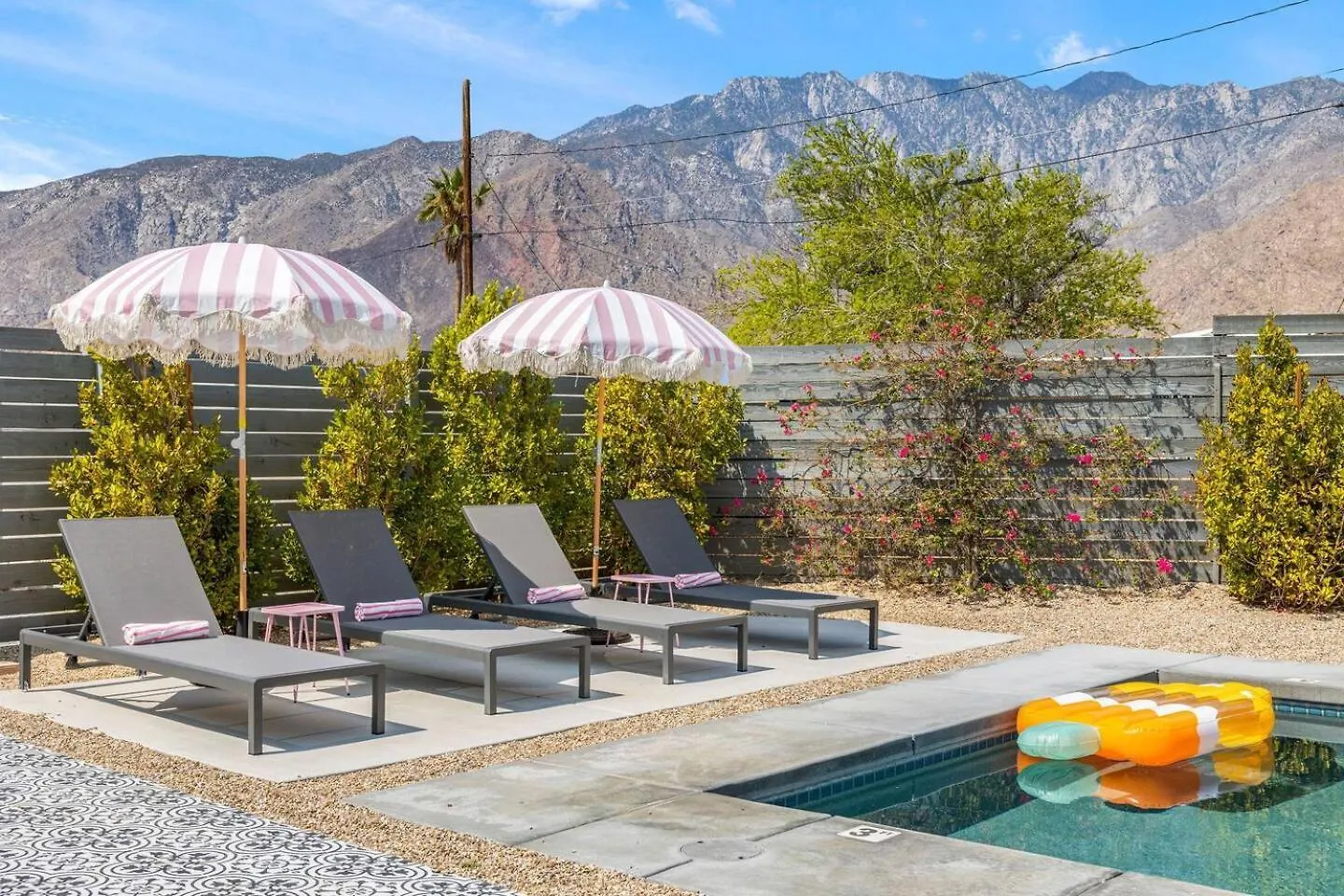 Casa de Férias Whimsical Oasis Retreat By Rather Be Properties Palm Springs
